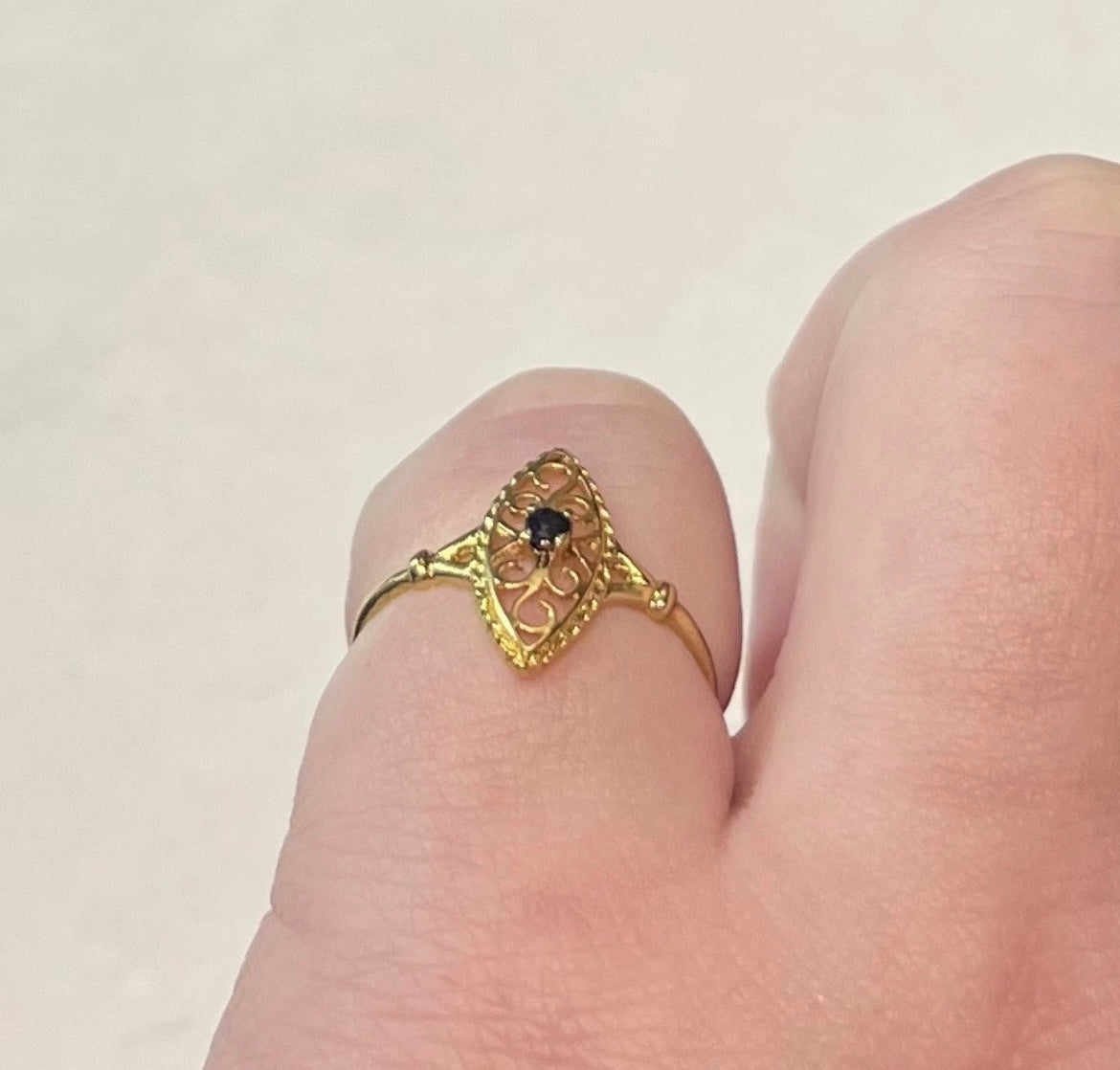 Bague ancienne en or 18 carats sertie d’un saphir