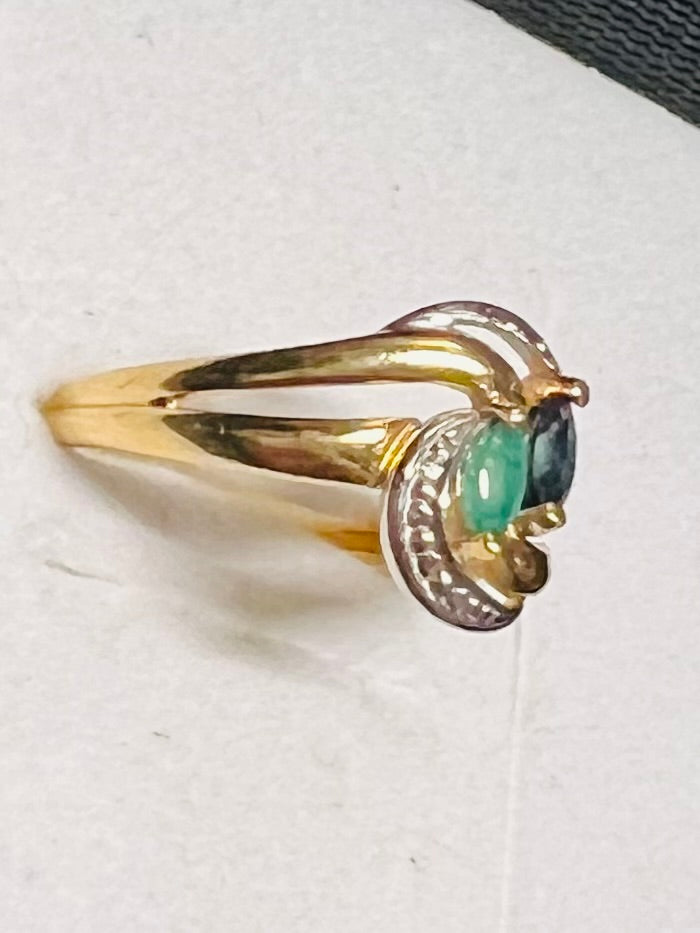 Bague vintage en or jaune et blanc 18 carats sertie d’une émeraude et d’un saphir navette