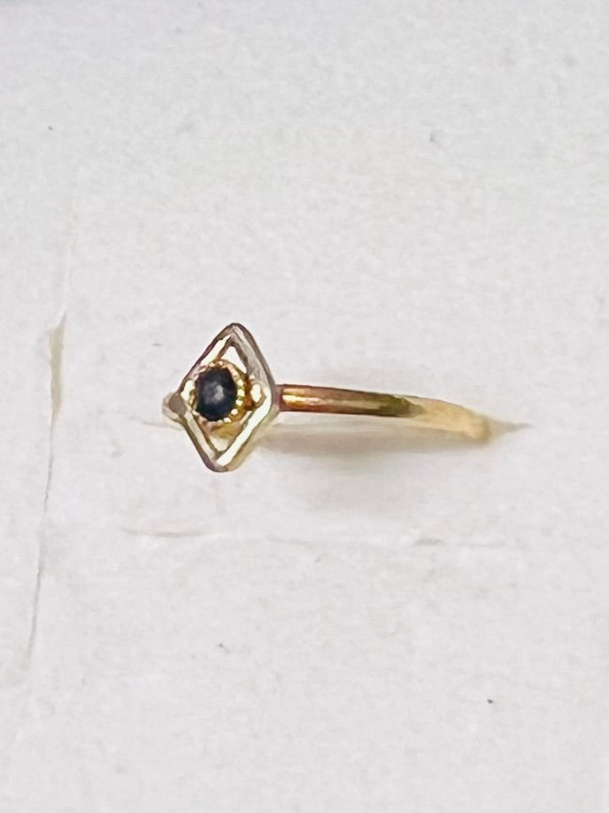 Antique ring for a young girl in 18-carat gold set with a sapphire.