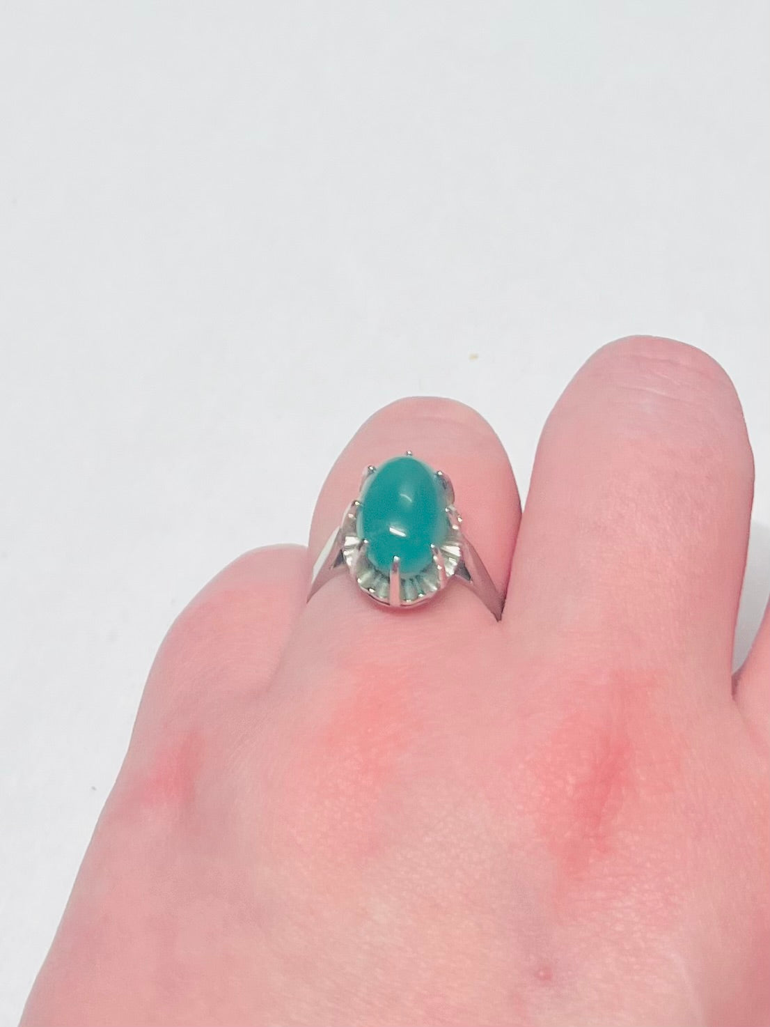 Bague ancienne en argent avec cabochon de pierre verte (verre)