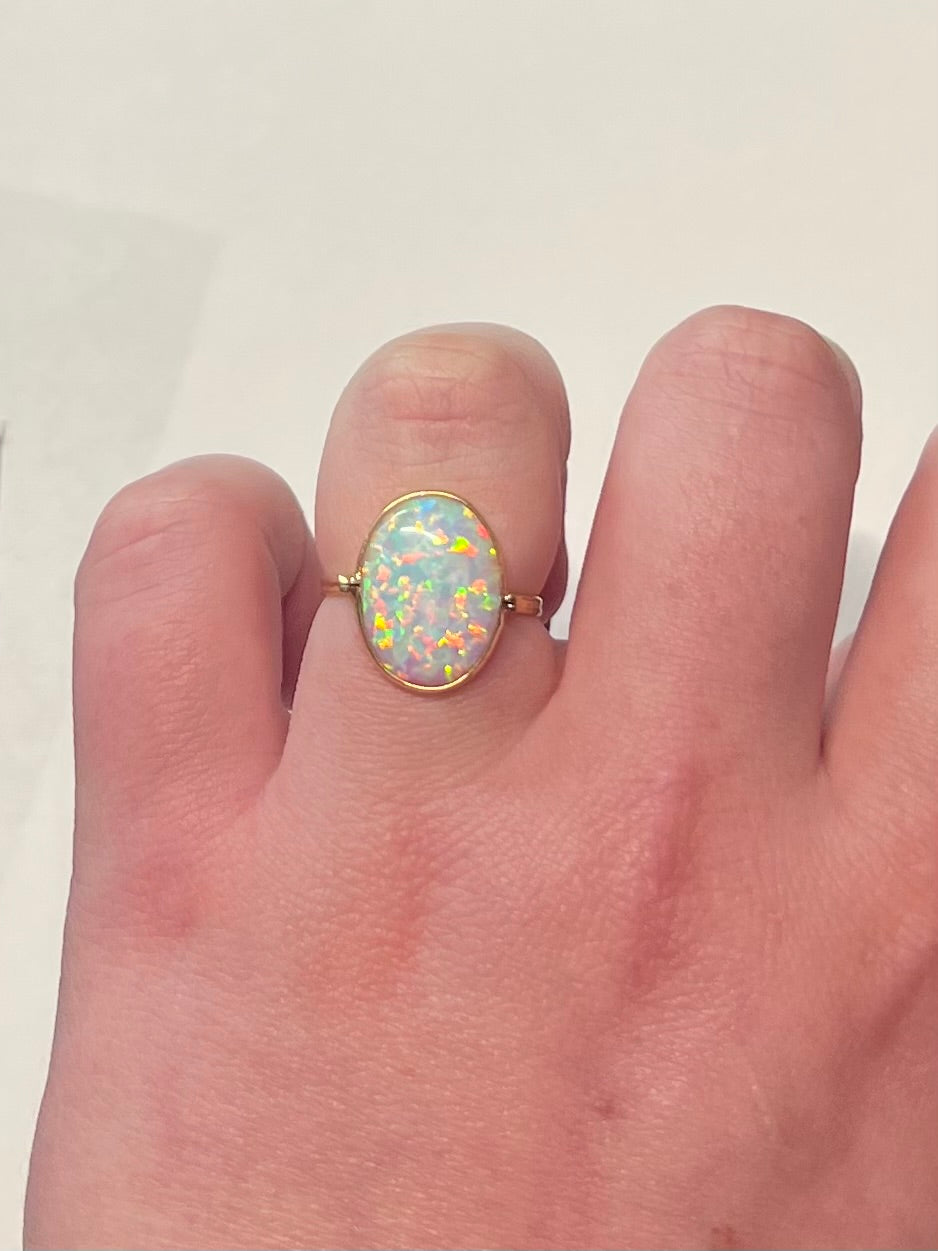 Antique 14-carat gold ring set with an opal