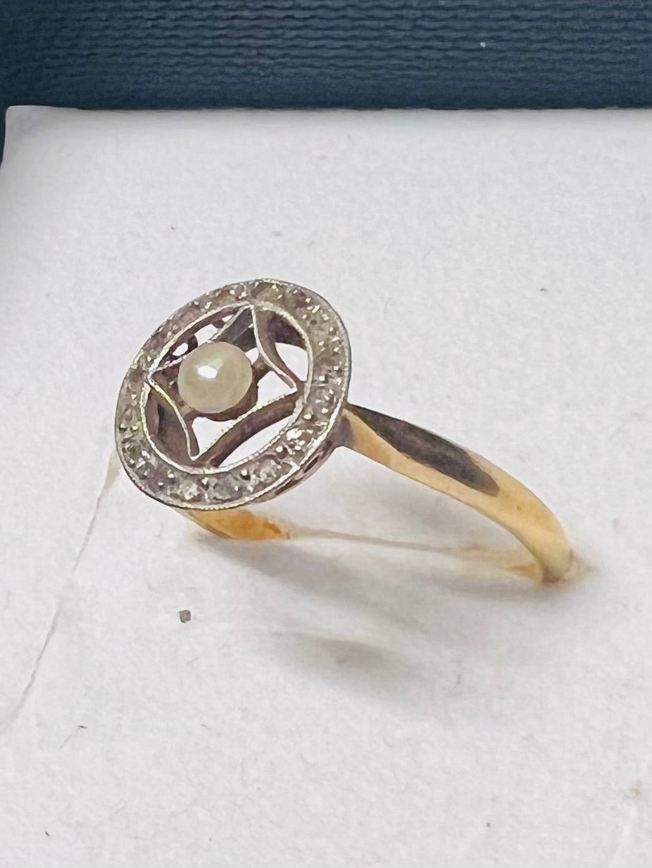 Antique ring in 18-carat yellow and white gold, natural pearl & rose-cut diamonds