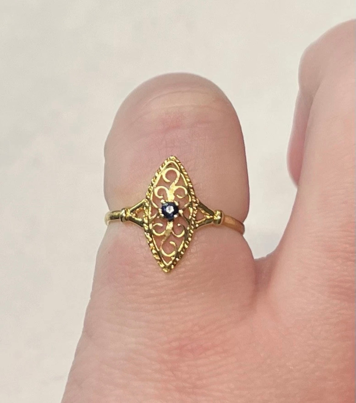 Bague ancienne en or 18 carats sertie d’un saphir