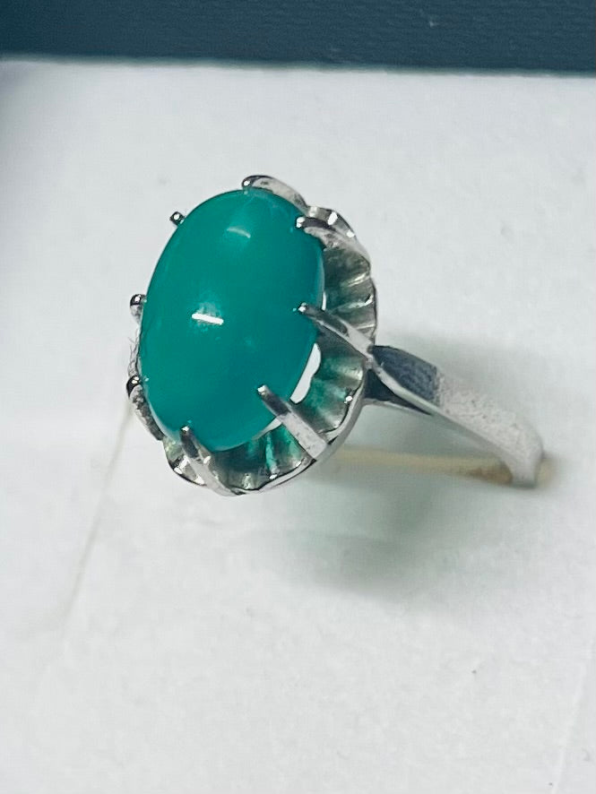 Bague ancienne en argent avec cabochon de pierre verte (verre)