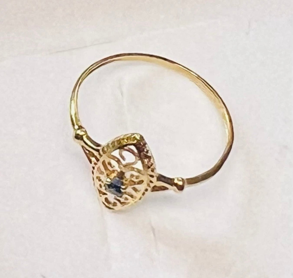 Bague ancienne en or 18 carats sertie d’un saphir