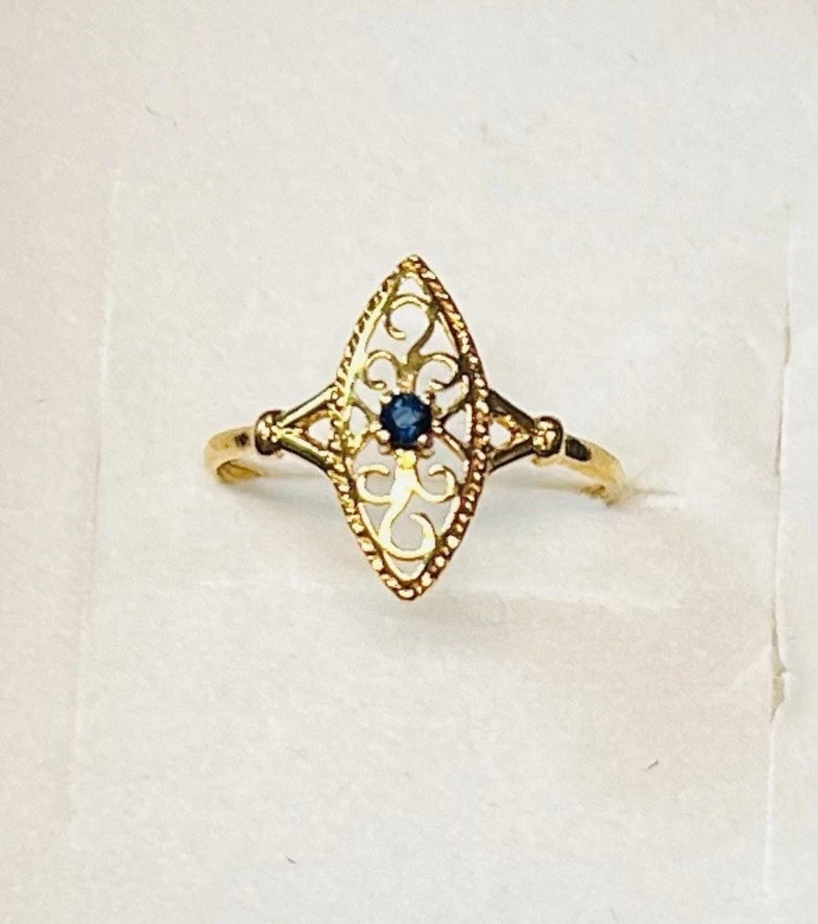 Bague ancienne en or 18 carats sertie d’un saphir