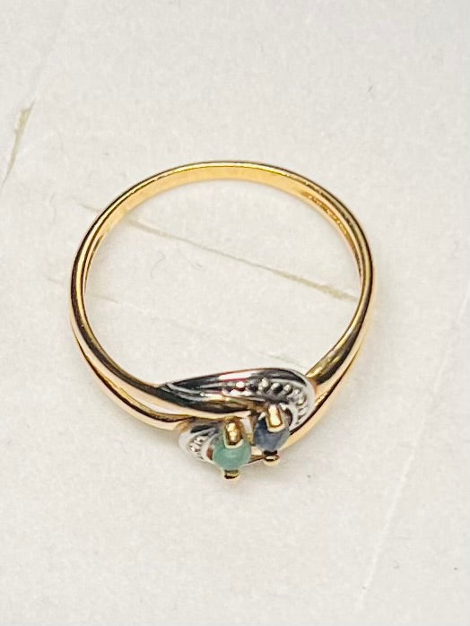 Bague vintage en or jaune et blanc 18 carats sertie d’une émeraude et d’un saphir navette