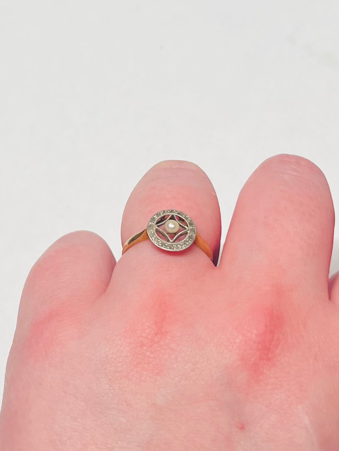 Antique ring in 18-carat yellow and white gold, natural pearl & rose-cut diamonds