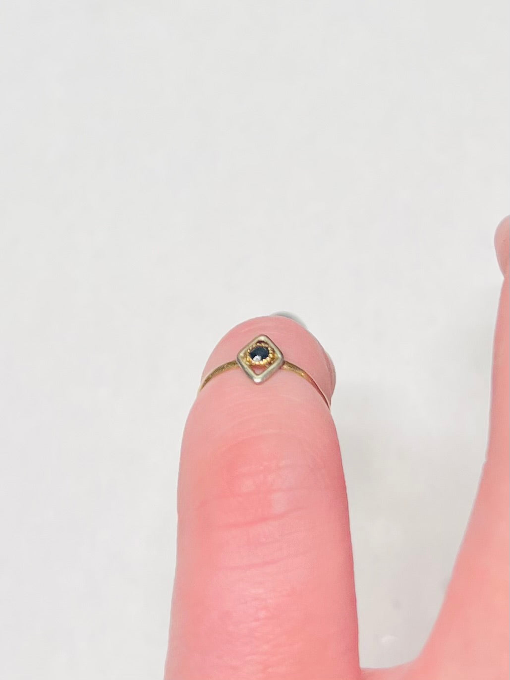 Antique ring for a young girl in 18-carat gold set with a sapphire.