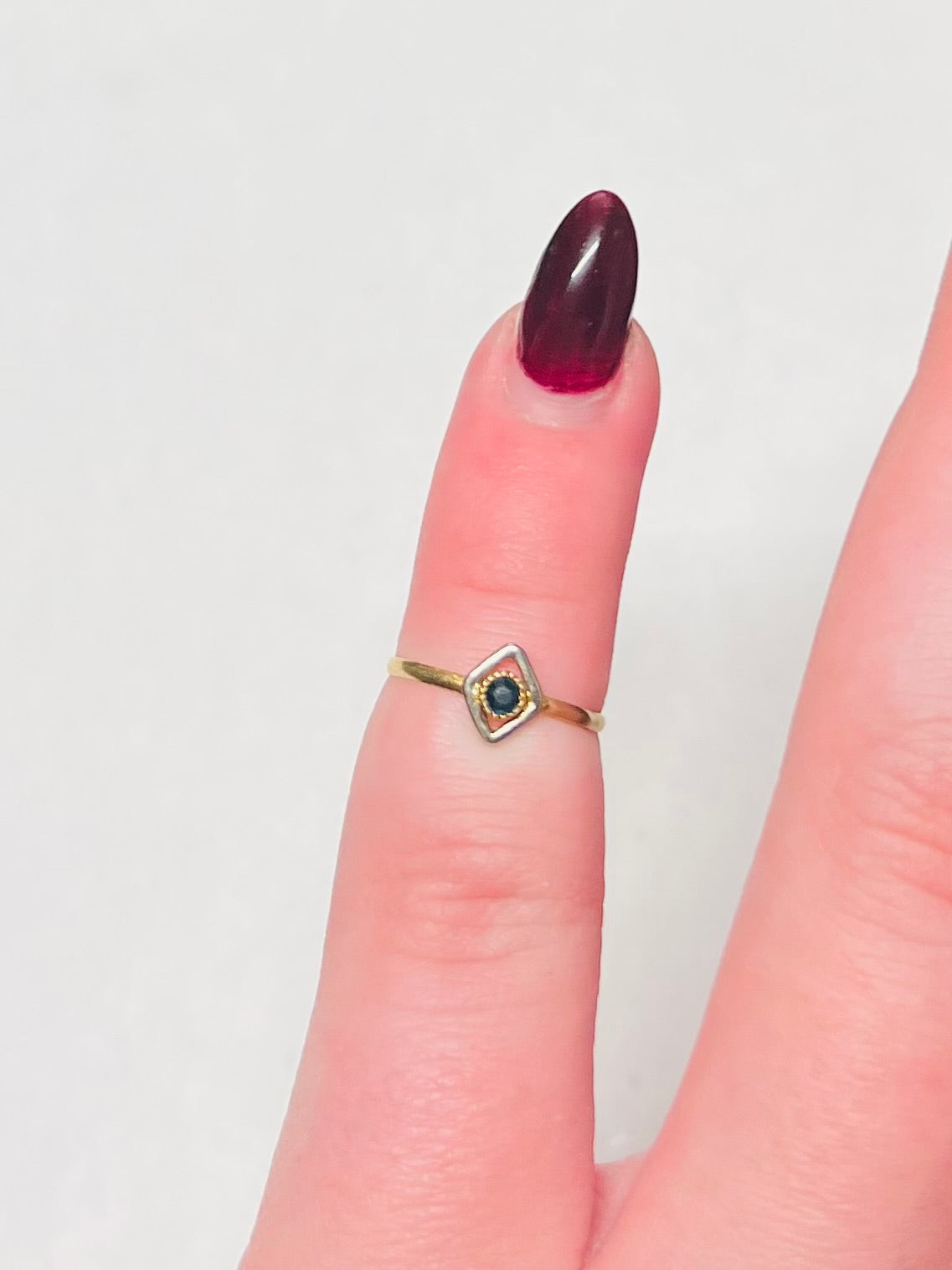 Antique ring for a young girl in 18-carat gold set with a sapphire.