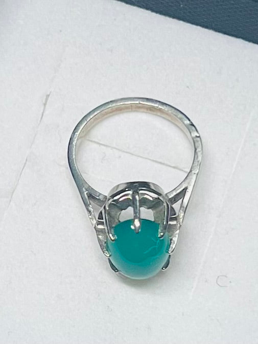 Bague ancienne en argent avec cabochon de pierre verte (verre)