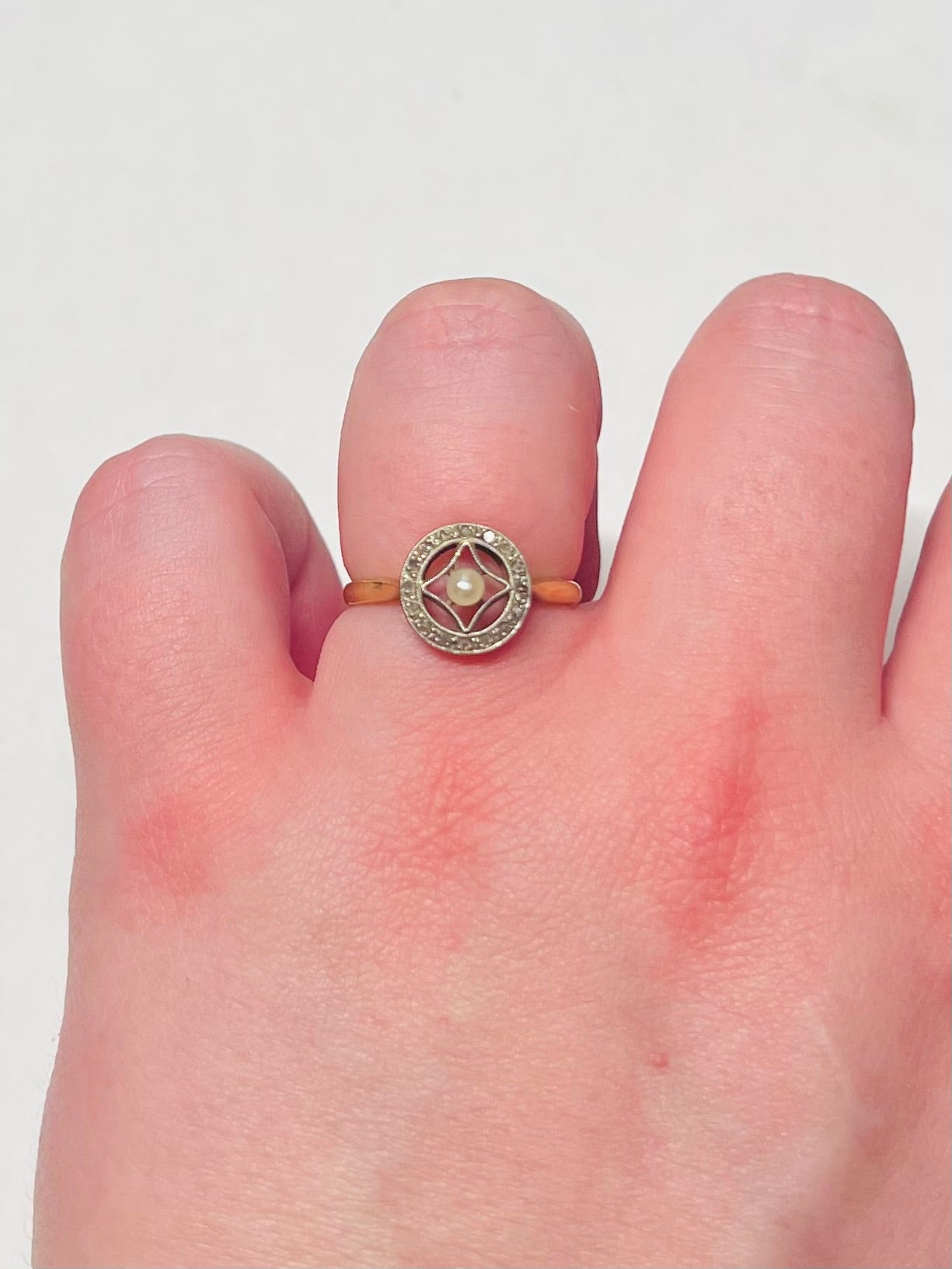 Antique ring in 18-carat yellow and white gold, natural pearl & rose-cut diamonds