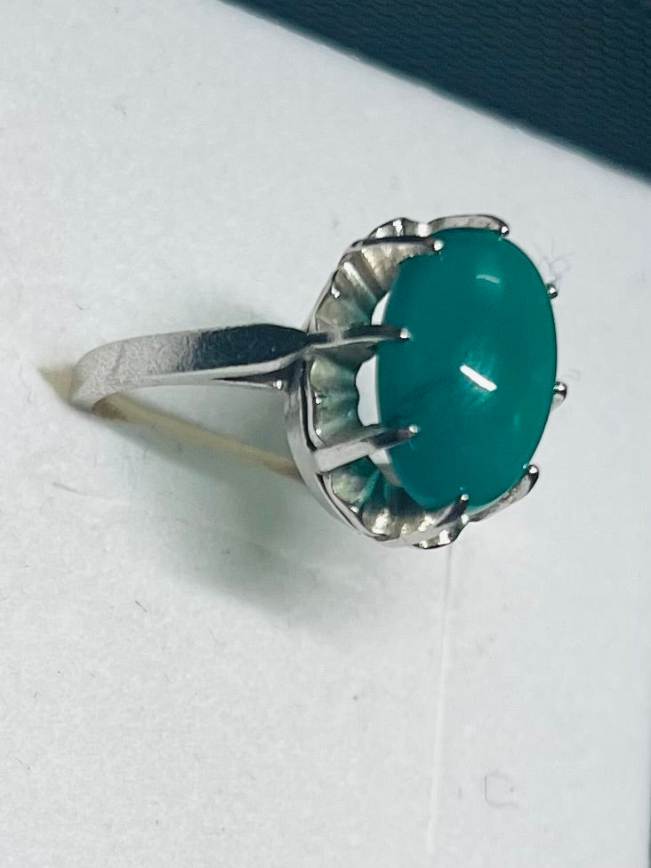 Bague ancienne en argent avec cabochon de pierre verte (verre)