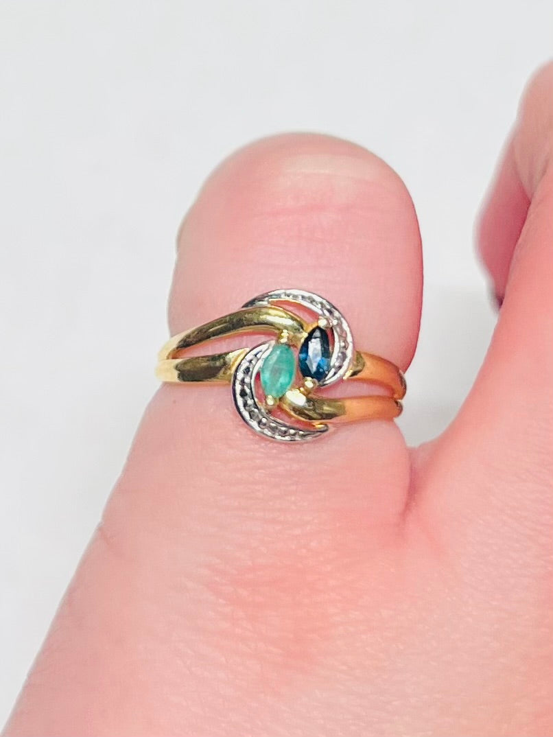 Bague vintage en or jaune et blanc 18 carats sertie d’une émeraude et d’un saphir navette