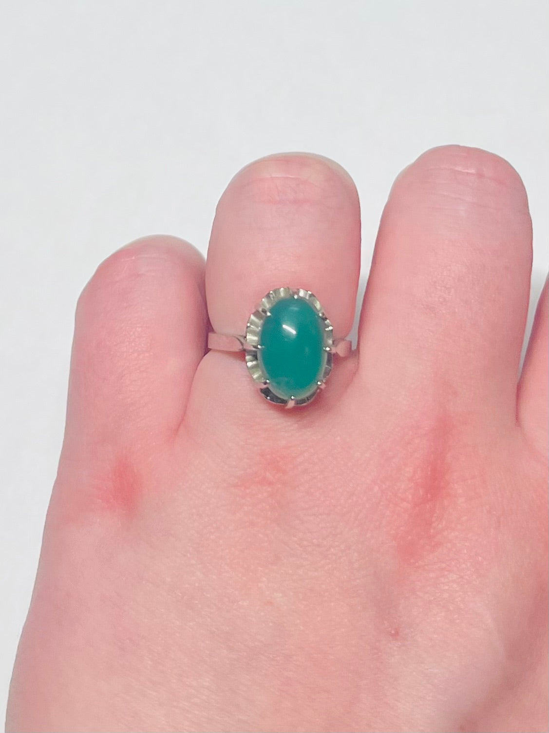 Bague ancienne en argent avec cabochon de pierre verte (verre)
