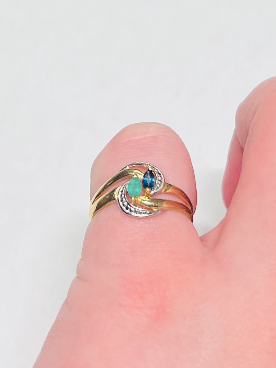 Bague vintage en or jaune et blanc 18 carats sertie d’une émeraude et d’un saphir navette