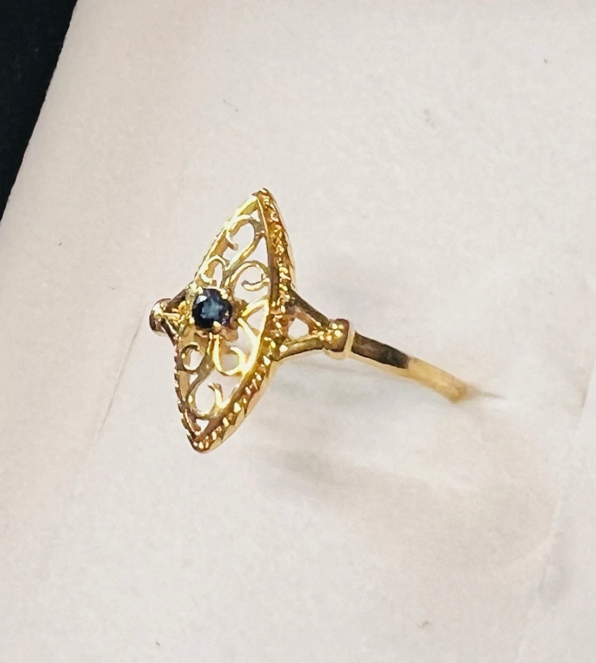 Bague ancienne en or 18 carats sertie d’un saphir