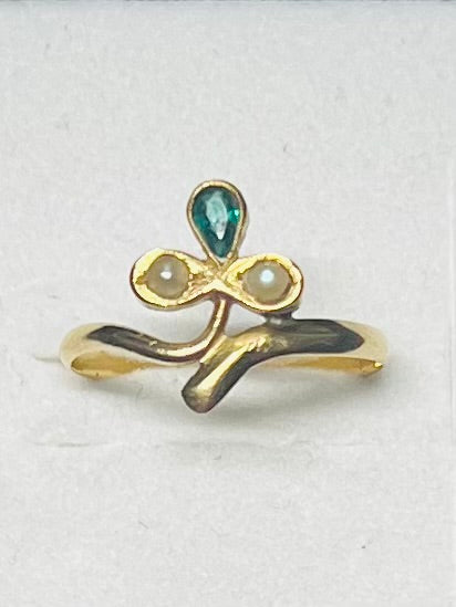 Bague ancienne en or 18 carats motif trèfle sertie d’une tourmaline en poire et de perles.