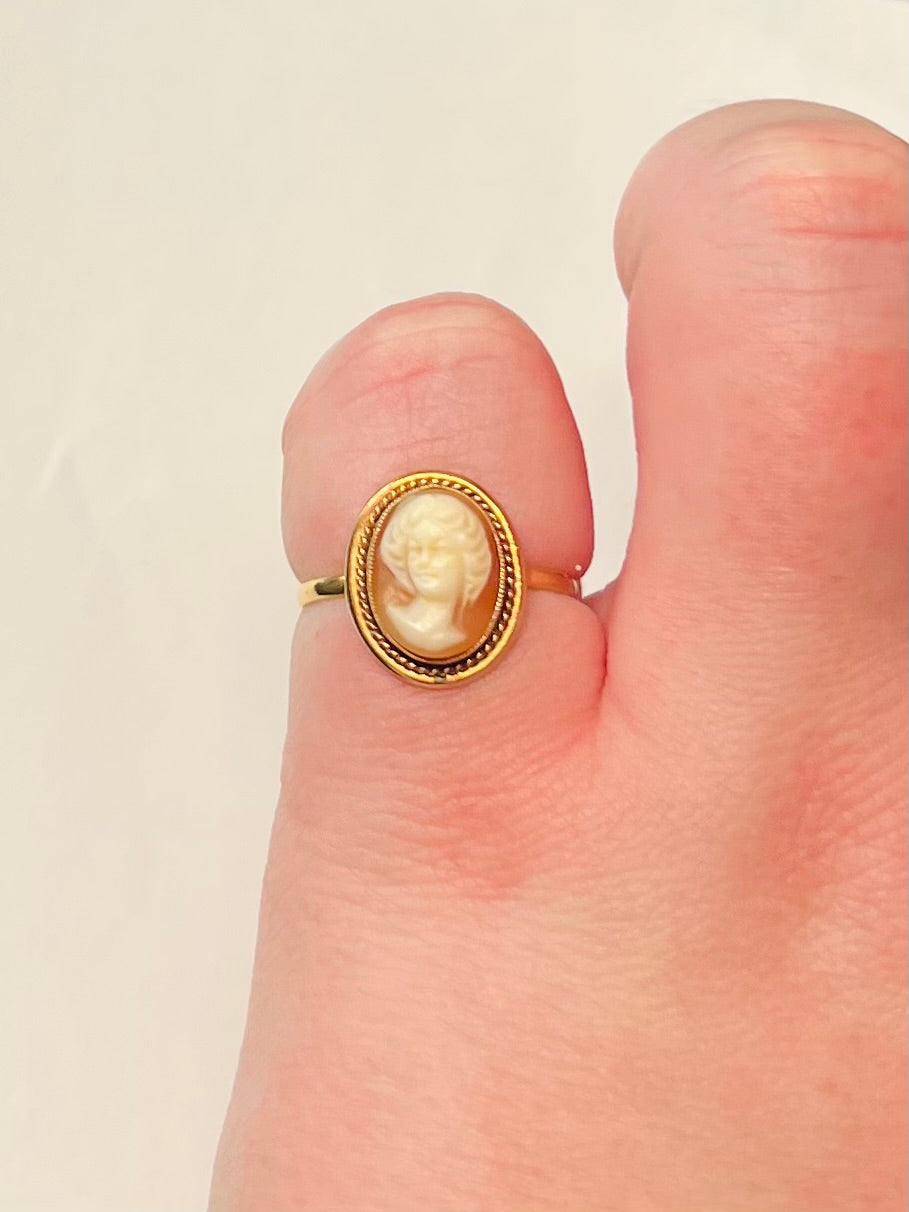 Antique 18-carat gold ring set with a cameo