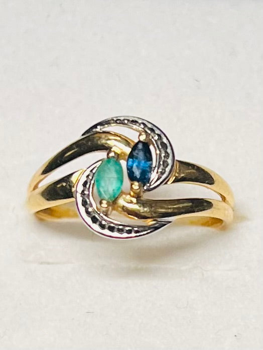Bague vintage en or jaune et blanc 18 carats sertie d’une émeraude et d’un saphir navette
