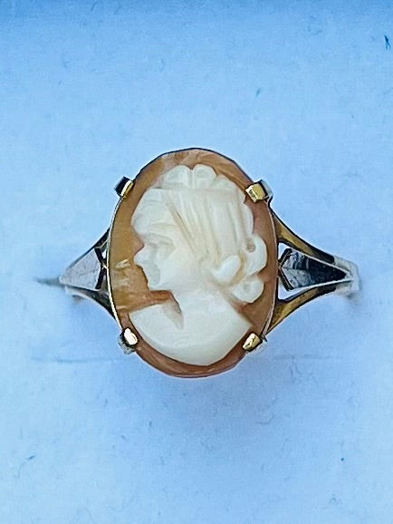 Antique 18-carat yellow gold ring set with a cameo