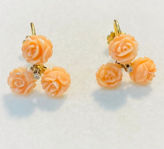 Boucles d’oreilles anciennes en or 18 carats serties de roses en corail et d’un diamant.