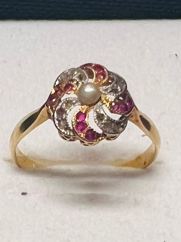 Antique ring in 18-carat gold, heated rubies, rose-cut diamonds & natural pearl