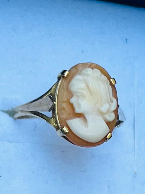 Antique 18-carat yellow gold ring set with a cameo
