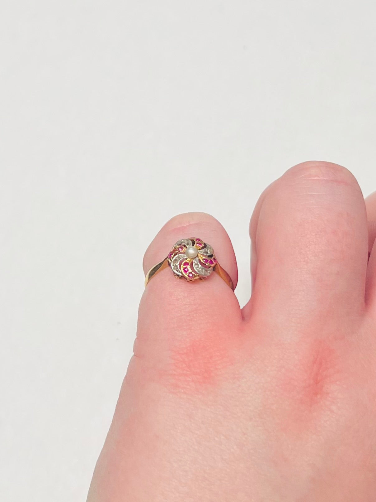 Antique ring in 18-carat gold, heated rubies, rose-cut diamonds & natural pearl