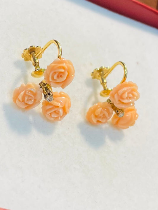 Boucles d’oreilles anciennes en or 18 carats serties de roses en corail et d’un diamant.
