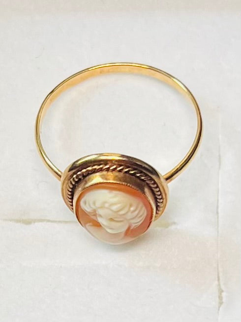 Antique 18-carat gold ring set with a cameo