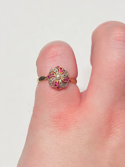 Bague ancienne en or 18 carats, rubis chauffés, diamants taille rose & perle naturelle