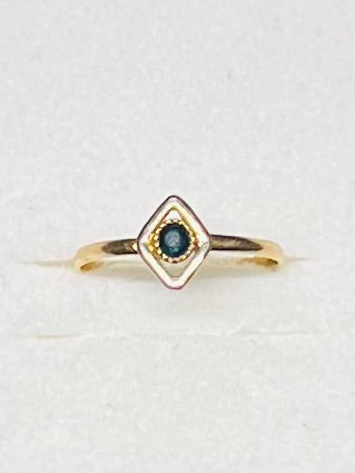Bague ancienne pour jeune fille en or 18 carats sertie d’un saphir.