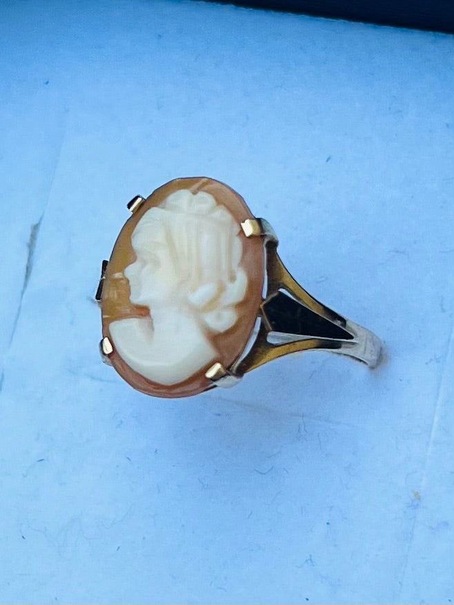 Antique 18-carat yellow gold ring set with a cameo