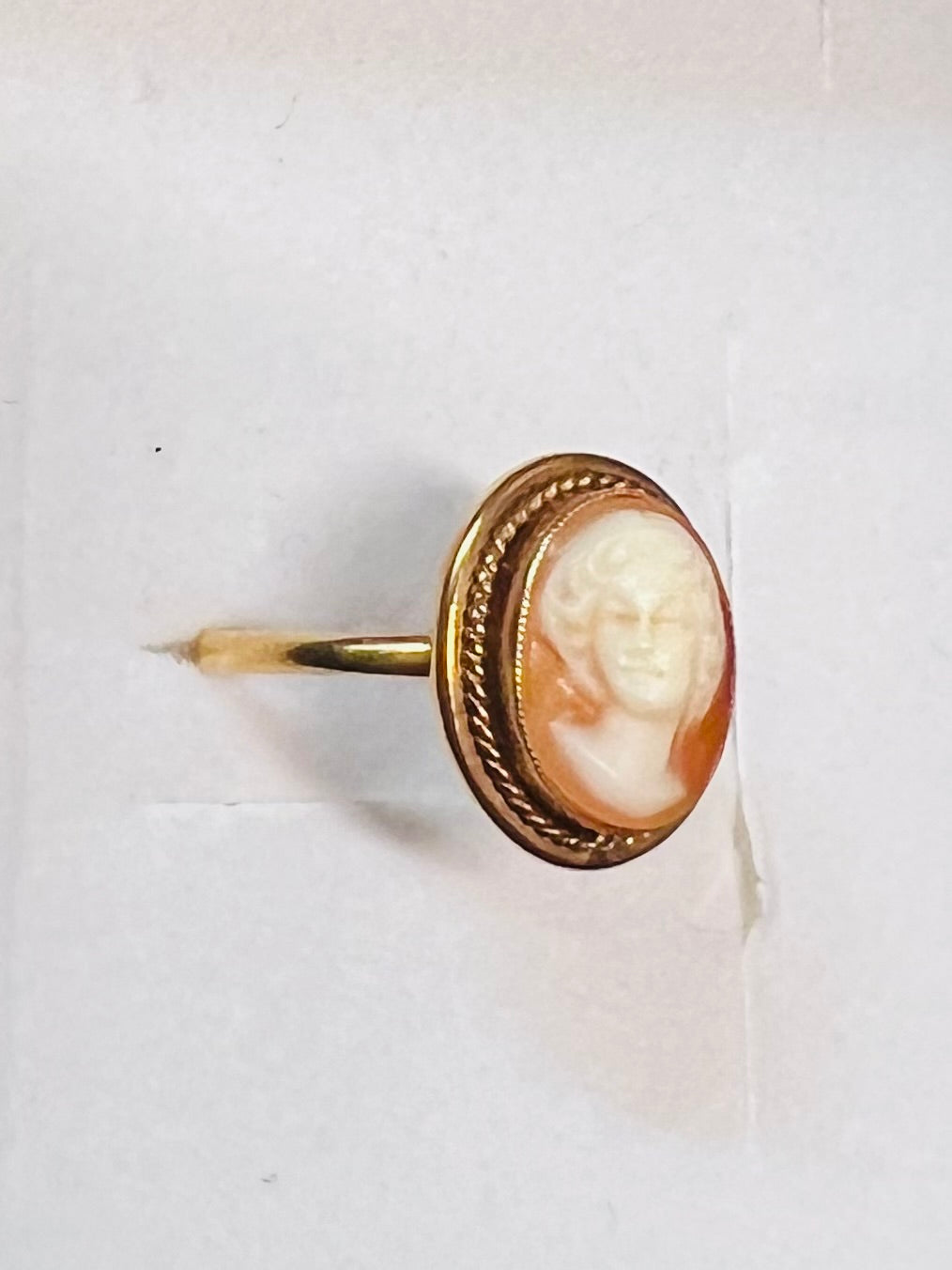 Antique 18-carat gold ring set with a cameo