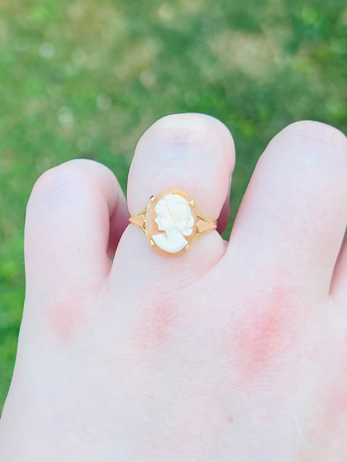 Antique 18-carat yellow gold ring set with a cameo