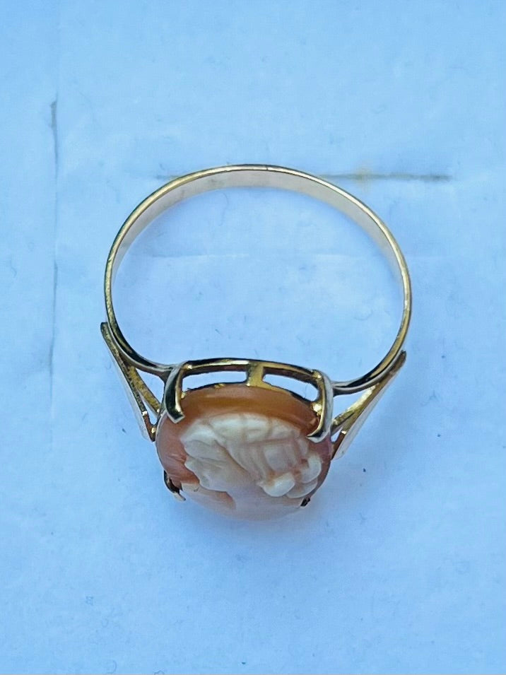 Antique 18-carat yellow gold ring set with a cameo