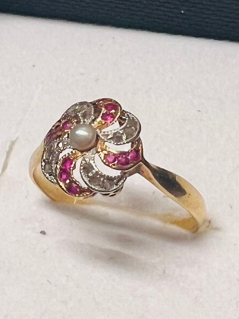 Antique ring in 18-carat gold, heated rubies, rose-cut diamonds & natural pearl