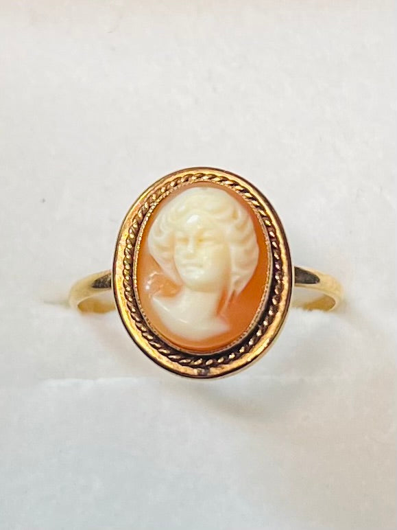 Antique 18-carat gold ring set with a cameo