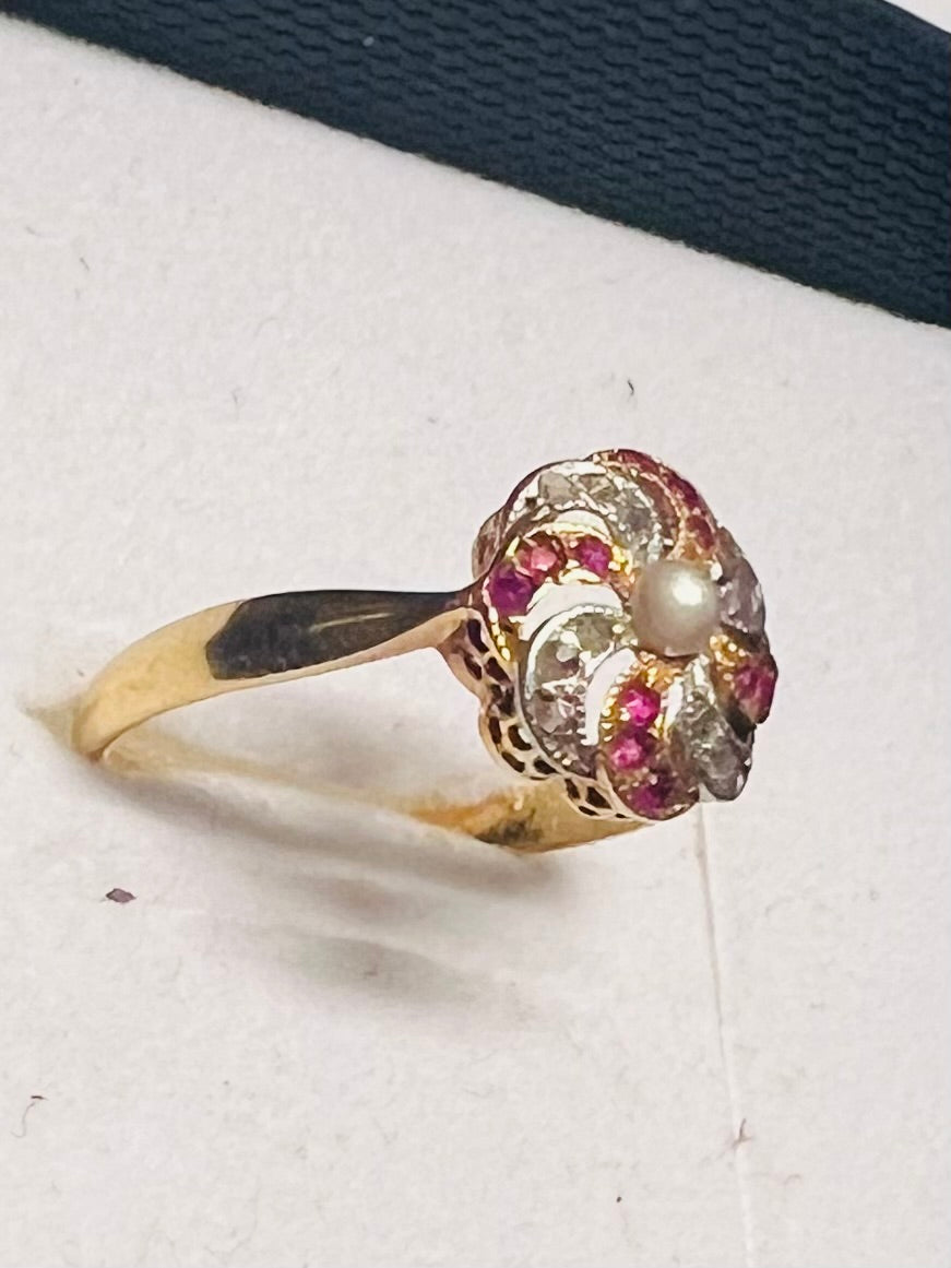 Antique ring in 18-carat gold, heated rubies, rose-cut diamonds & natural pearl