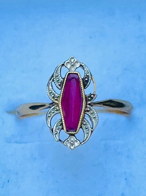 Bague ancienne en or 18 carats sertie de rubis Verneuil