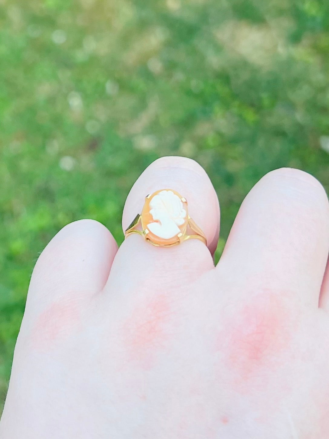 Antique 18-carat yellow gold ring set with a cameo