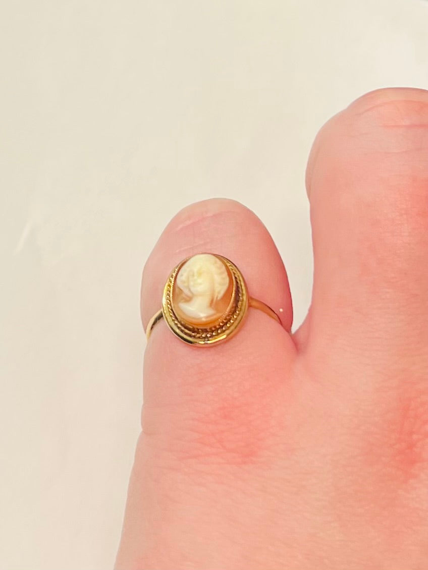Antique 18-carat gold ring set with a cameo